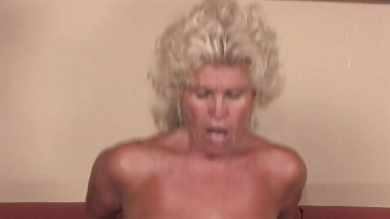 Xfamster: 毛茸茸的大胸部奶奶在选角时骑大鸡巴