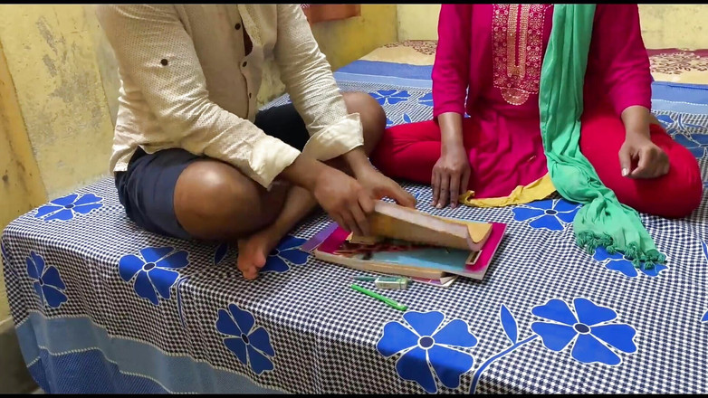 Sathi Bhabhi: 내 첫 섹스 선생님은 Sathi Bhabhi이고 그녀는 영어 공부를 위해 그녀의 학생을 따먹고 있다.