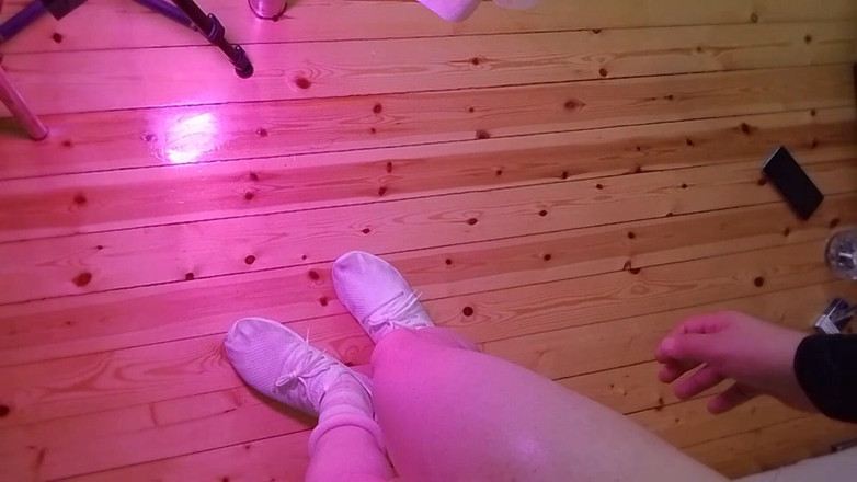 Kitty_Cross: 茶碗の後ろに唇を隠す遊び心のあるシシー