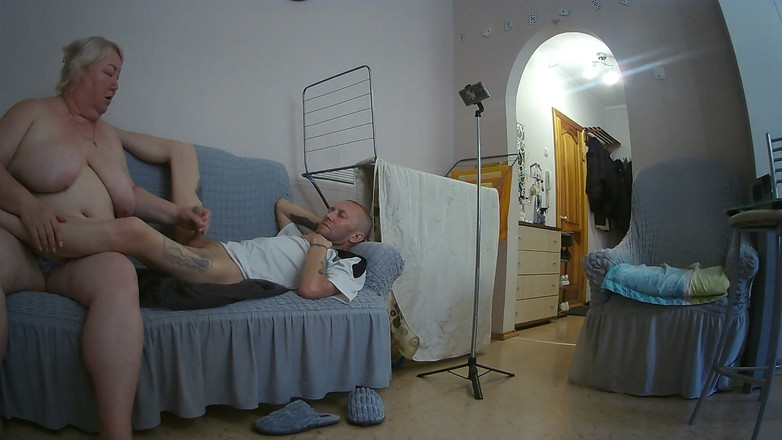 Zona901: Mẹ kế giúp tôi sục con cu của tôi để tôi...