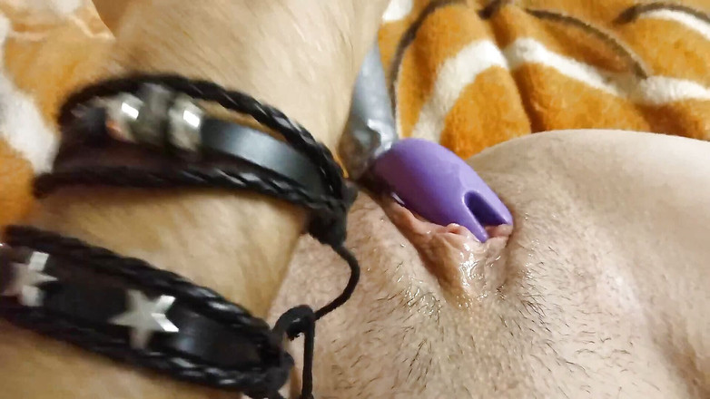 QueenSavage85: Becky oyuncağıyla oynuyor