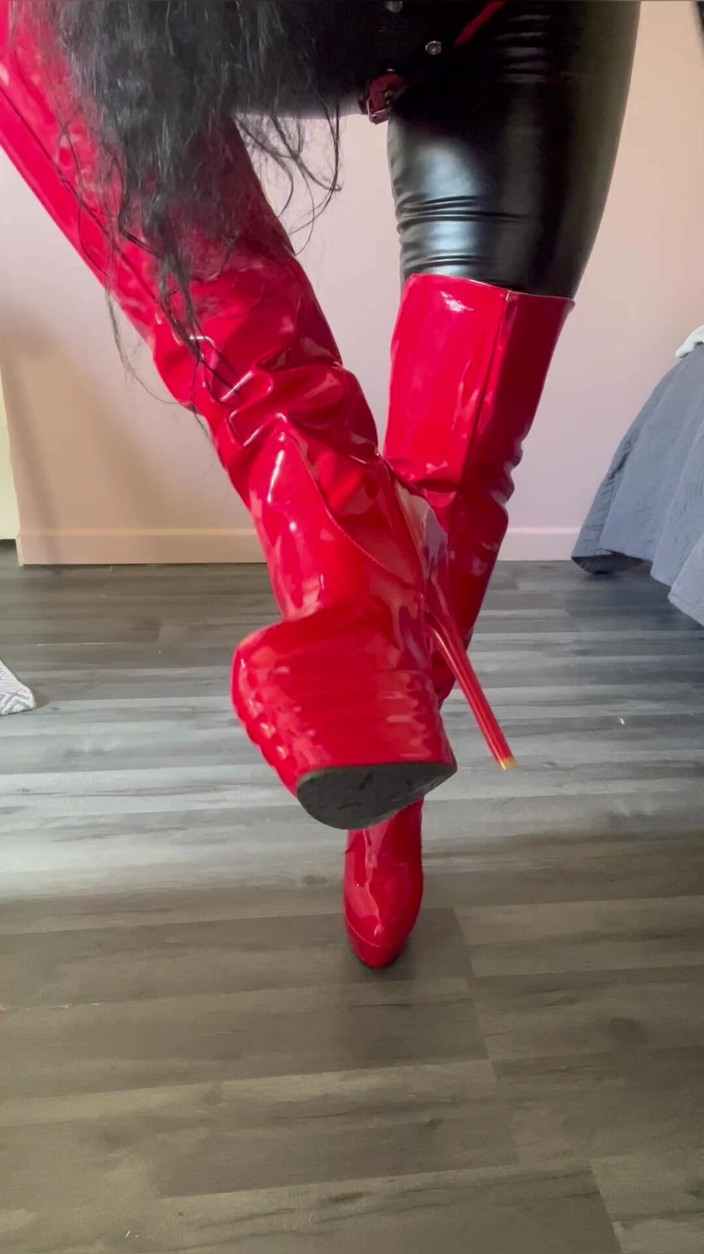 Maitresse Clara: Dedikasi total untuk sepatu bot setinggi paha saya