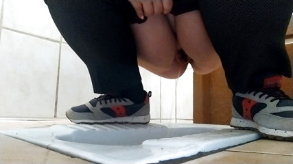Elena: Une MILF pulpeuse pisse dans des toilettes publiques sales.