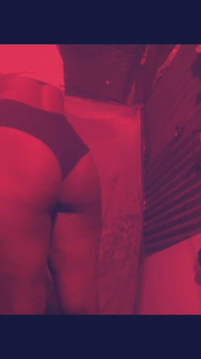 Dorelviss: Il mio patrigno vuole un video che mi mostra i...