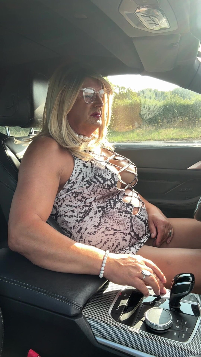 Kellycd2022: 오후 드라이브를 즐기는 흰색 동물 프린트와 팬티 스타킹의 섹시한 크로스드레서 Kellycd20222