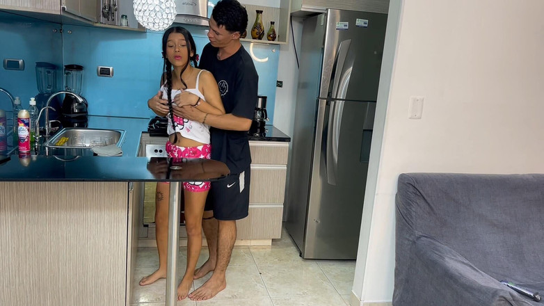 Kyleipalvin: मैं अपनी छोटी सौतेली बहन का फायदा उठाती हूं किचन की सफाई कर रही हूं ताकि उसे जोर से चोदने और उसकी गांड में आने के लिए आमंत्रित किया जा सके