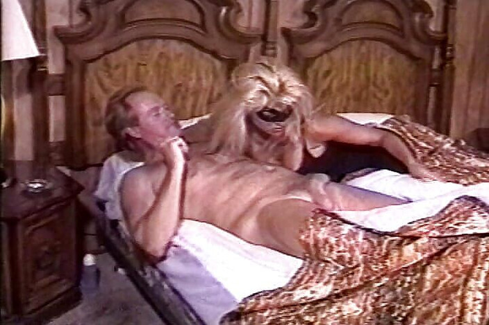 Vintage Life: 큰 자지를 따먹을 준비가 된 오지는 가면을 쓴 금발