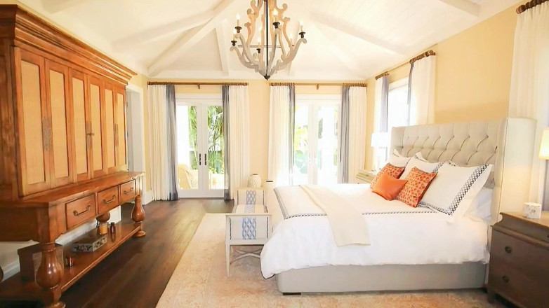 Kitty_Cross: Мила фембоя тягне капюшон через сором'язливе обличчя, що червоніє