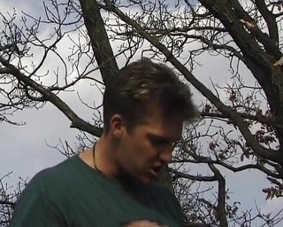 German amateur couples: Senhora alemã de cabelos escuros em meias recebe sua vulva...