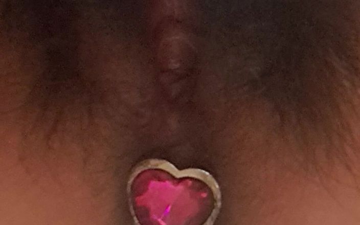 Mommy big hairy pussy: Plug anal, vue de fond