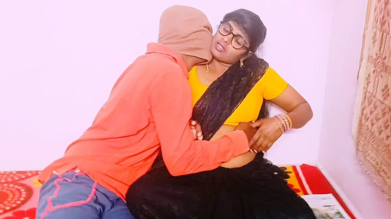 Telugu honey lips: Desi nevlastní bratr se snaží šukat nevlastní sestru Telugské špinavé řeči