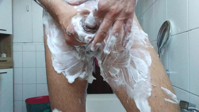 T0y b0y: Rasage debout dans la salle de bain et éjaculation