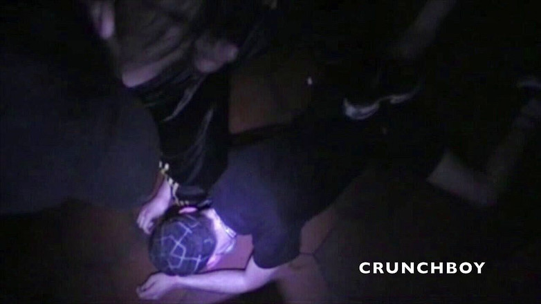 Sneaker gay: Arka odada aşırı spor ayakkabılar ve ezici boyun eğme