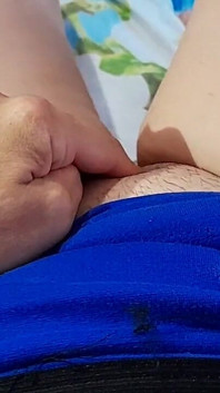 Je me masturbe à côté de mes copines lesbiennes qui baisent