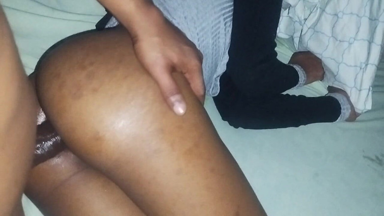 Island Bratz: Styvpappa säger att styvmamma inte vet om han bara knullar...