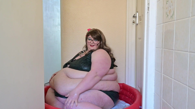 SSBBWLadyBrads: Niesamowicie gruby w wiosłowym basenie mleka