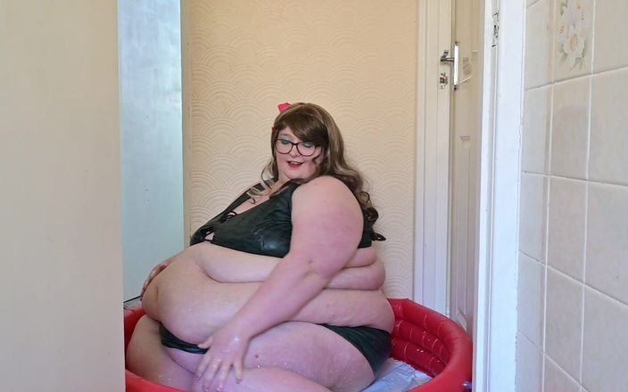 SSBBWLadyBrads: Uimitor de grasă în piscina paddling de lapte