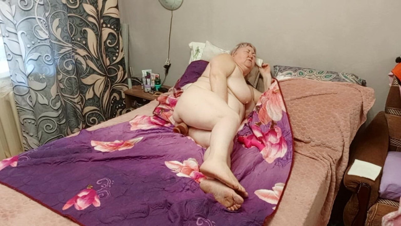 Zona901: La ragazza si masturba la figa succosa con dei vibratori