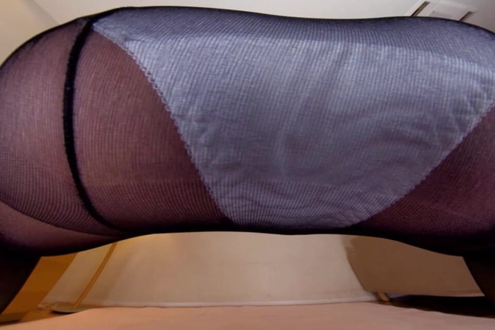 EAGLE-VR: Des collants noirs enroulent leurs belles jambes pulpeuses 1/8
