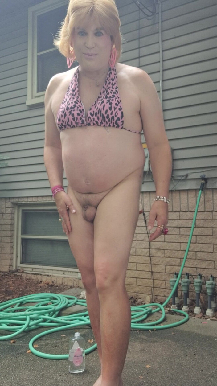 Victoria Lecherri: 外で裸になり、油を塗る