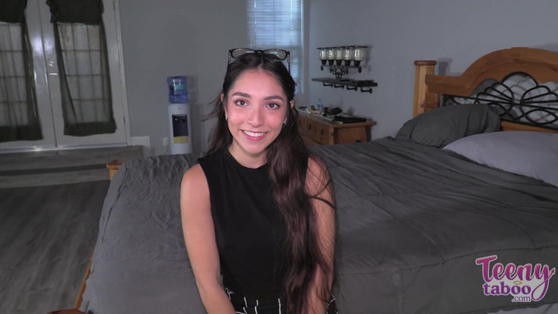 Teenytaboo: Asistente Madison es atrapada masturbándose en mi sofá