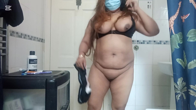 Randi Bhabi: Indiana, eu agitei minha bunda em casa sozinha