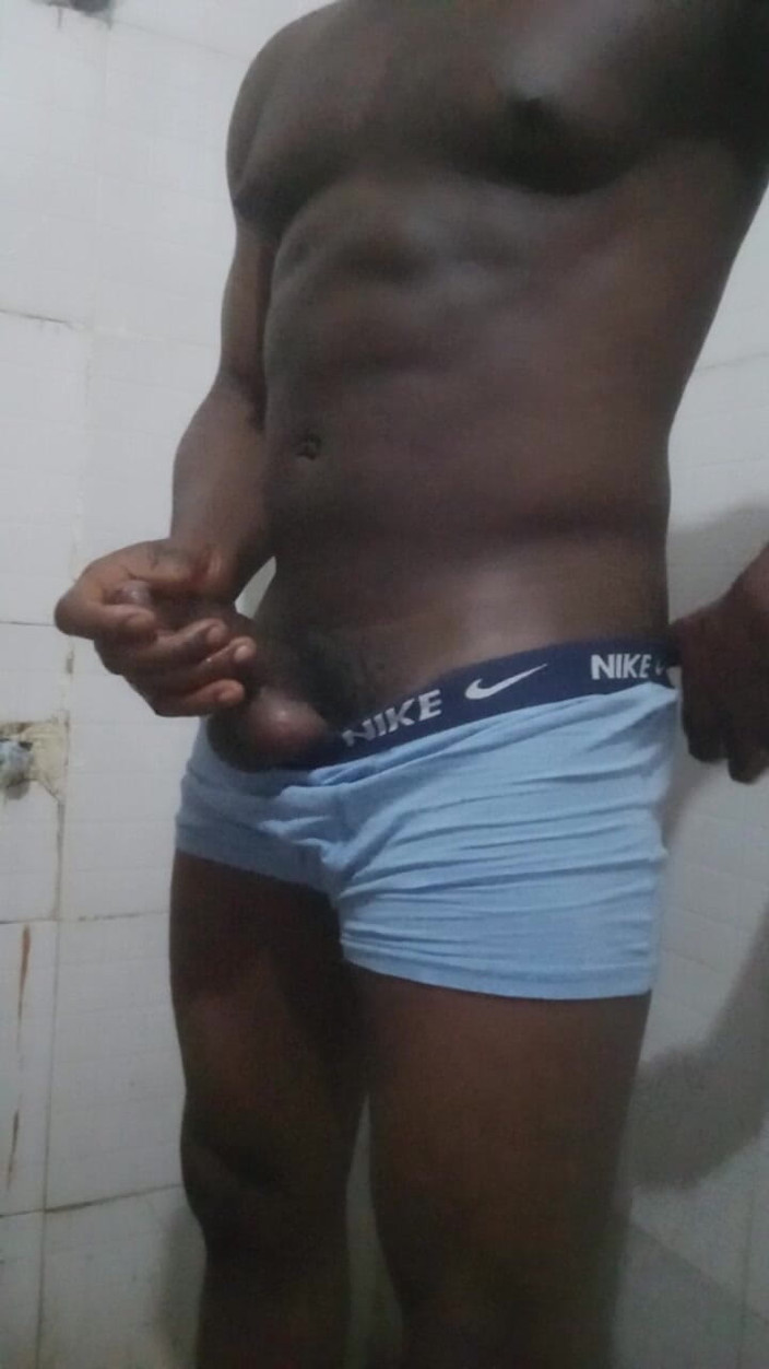 Enigmatic Buoy: Kaslı zenci nijeryalı adam banyoda mastürbasyon yapıyor.