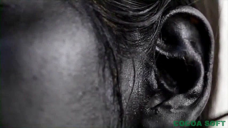 Cocoa Soft: Masturbazione dopo la sessione di body painting. Giovane ragazza asiatica