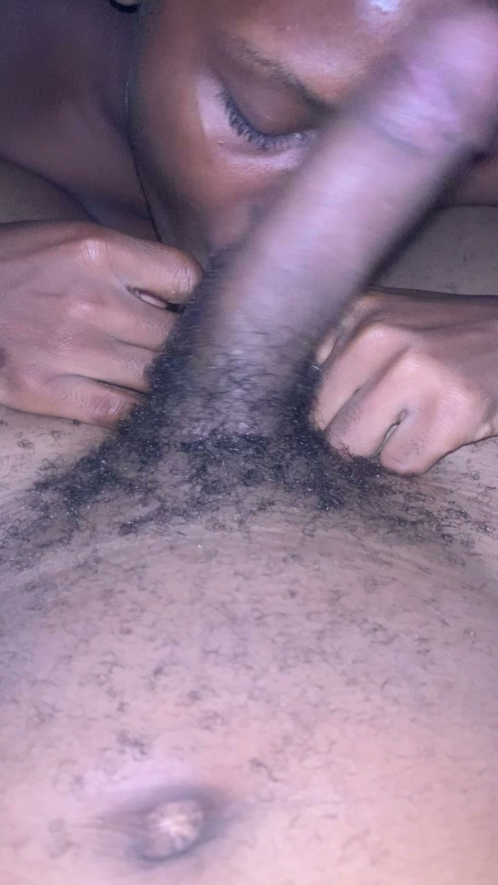 DivaHouz: 饥渴的非洲年轻女仆在半夜偷偷溜进我的房间，把我的奶子叫醒，吮吸我晨间木材非常热辣的口交