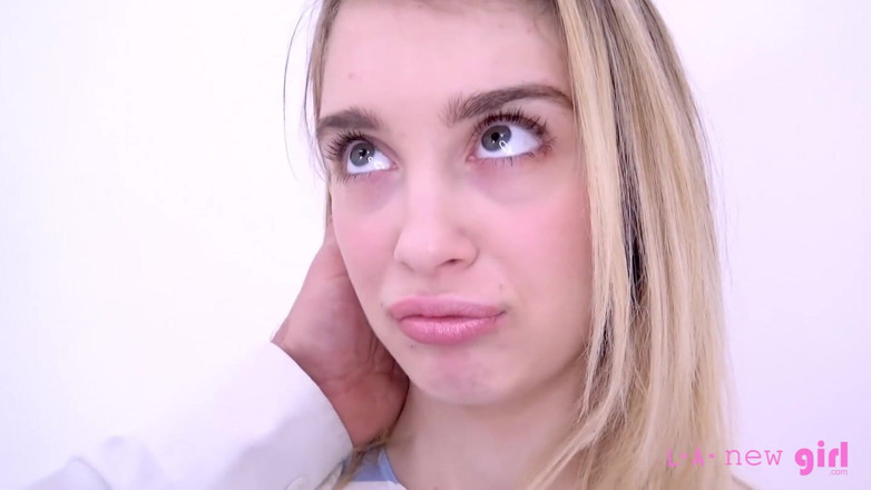 L.A. New Girl: Молодичка виходить з фотосесії, розлючена - повертається, щоб проковтнути сперму з ложки