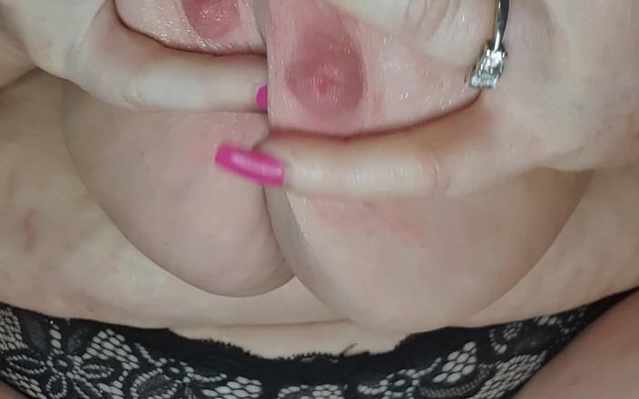 JJ Jewel BBW: Tette enormi giocano con i capezzoli