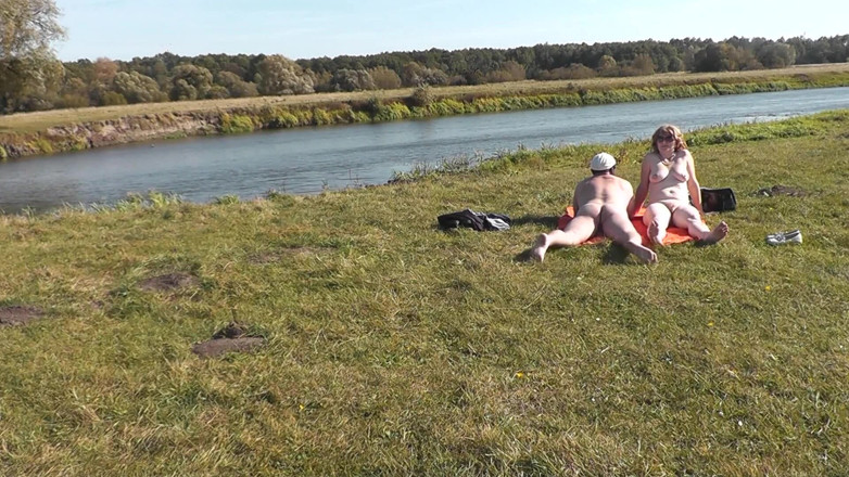 XXX-Platinum: Un amant baise une MILF blonde en levrette sur la...