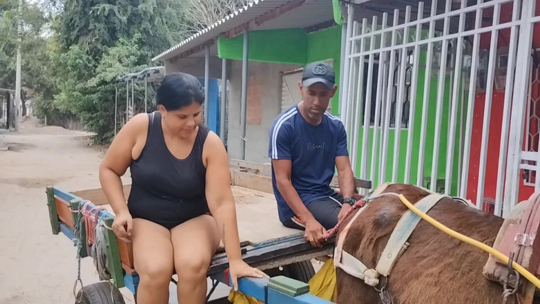 Adribella69: 隣人が来て家まで送ってくれて、その後彼はしっかりセックスしてくれて、彼の美味しい精液を私の顔につけました