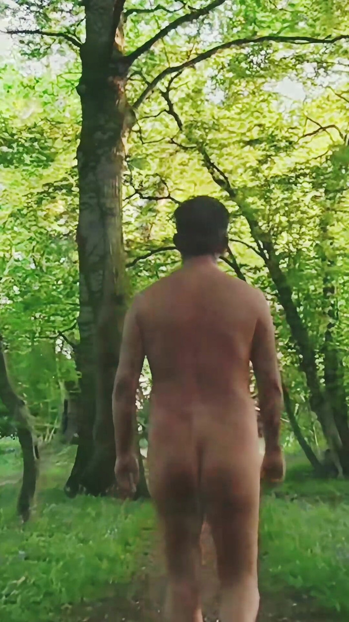 MaleModel: Nahá chůze, pak wank a sperma