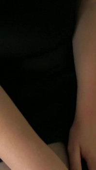 Une voisine blonde insatisfaite essaye une nouvelle bite