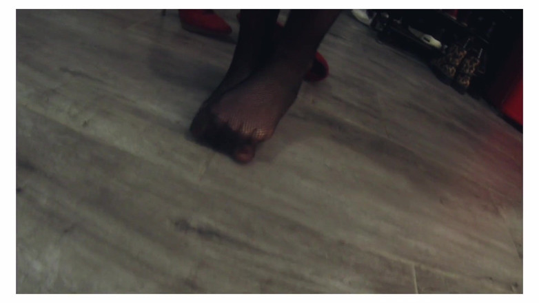 Foot Fetish Heaven: Sexy Ida walk