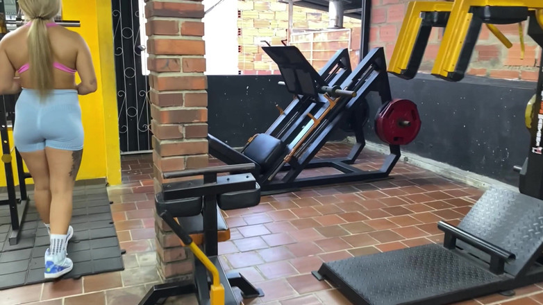 Allison Sweet: ジムトレーナーとのプライベートトレーニングが制御不能になり、ベンチプレスでセックスすることになります