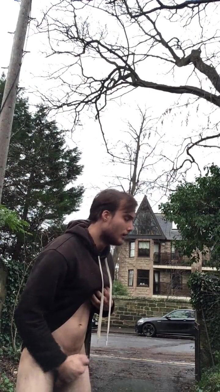 Sexy guy nude: Masturbando em público!