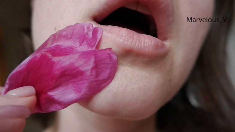 Marvelous V: Nahá milfka si smyslně hraje s květinami na těle a...