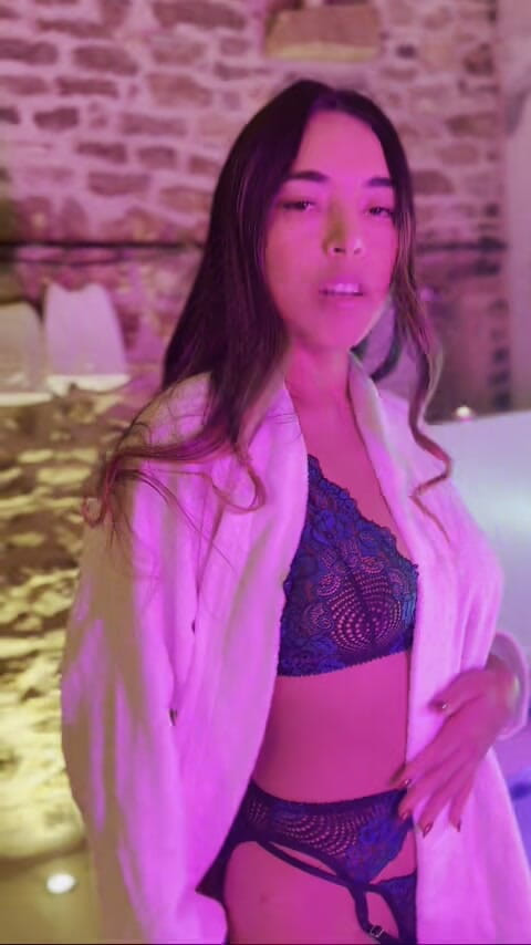 Mianins: 了解我和我的身体的性感脱衣舞