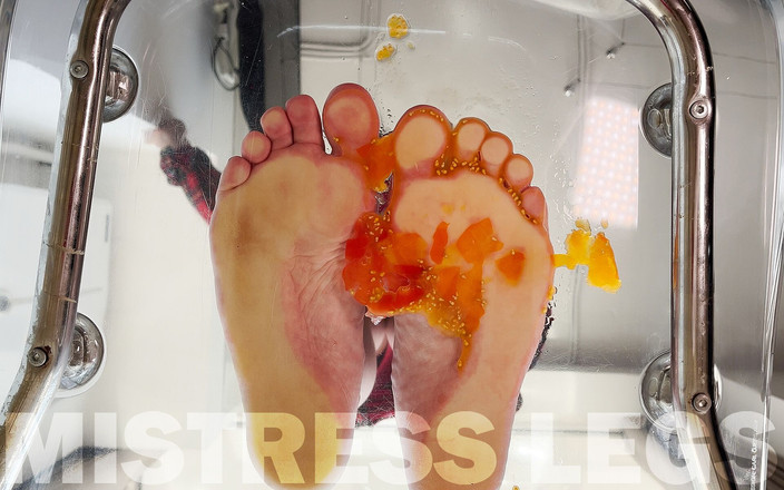 Mistress Legs: Çıplak ayaklı kiraz domatesleri sıkıyor, yüzüne bakış açısı