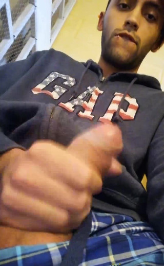 Camilo Brown: Coli keluar rumahku dan lewat jendela berisiko kepergok