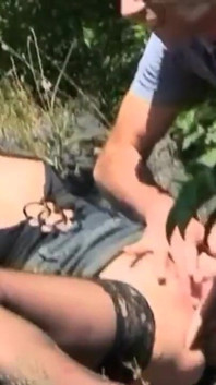 Dia mengongkek si jalang muda di negara ini dan kemudian di rumah juga