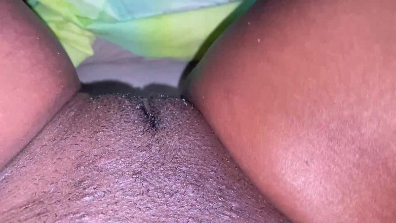 omairaberbatov: メイドが新しいバイブレーターで濡れる