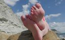 Mistress Legs: Господиня ноги босоніж на літньому морському пляжі