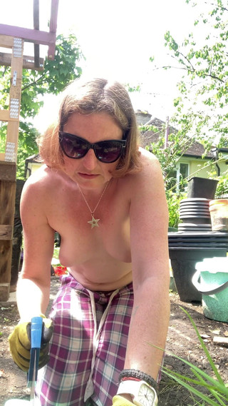 MistressWriggler: Diy em topless em Meu Jardim Muito Exposto!