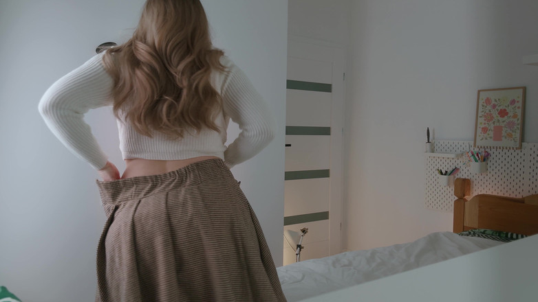 Mrs Wetslavs: Une femme élégante s’amuse sans son mari. Doigtage, orgasme.