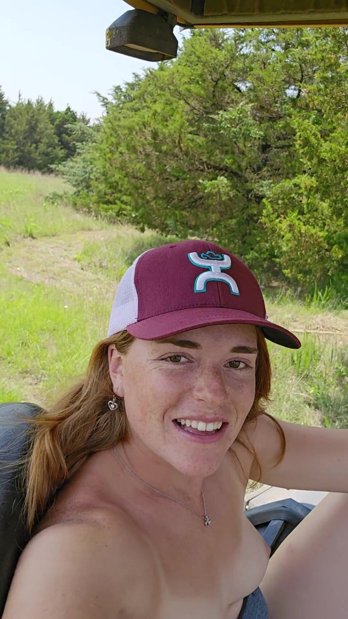 NaughtyRedFarmgirl: Velký zadek zrzka šuká zadek a kundičku na farmě Backhoe Tvrdě...