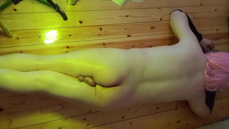 Kitty_Cross: Wspaniała trans dziewczyna chodzi w różowej jedwabistej sukinie