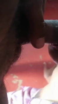 J’ai montré à une femme de ménage une vidéo de sexe et sa chatte était mouillée 3